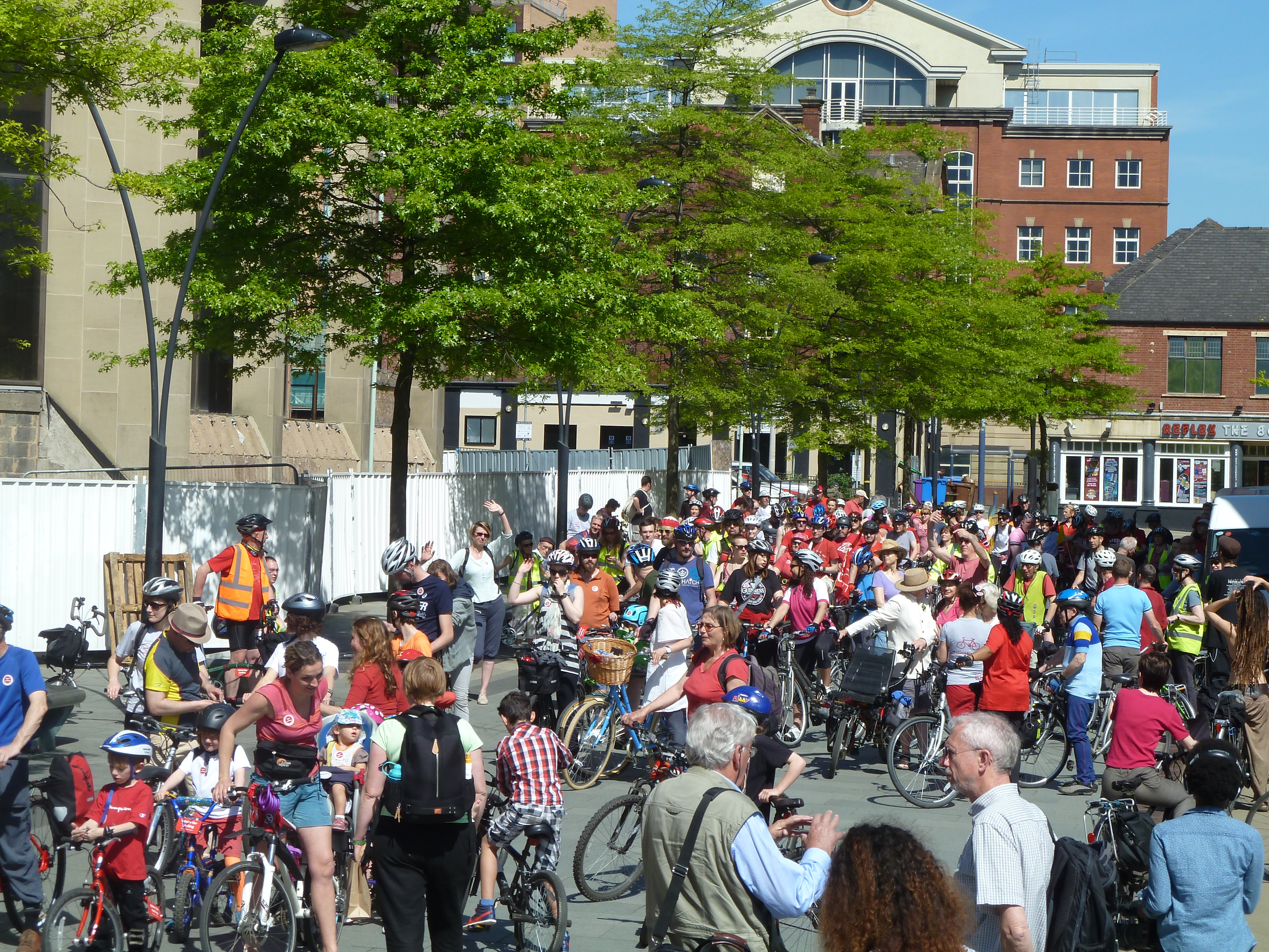 Hundreds of people came to the #space4cycling ride